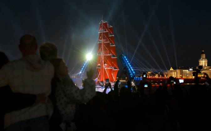 Russia Scarlet Sails Show 9196805 28.06.2026 Brig Rossiya (Russia) sails along the Neva River past a drawbridge during the Scarlet Sails (Alye Parusa) Festival, an annual event for high school graduates, in St. Petersburg, Russia. Alexei Danichev Sputnik St. Petersburg Russia  Copyright: xAlexeixDanichevx