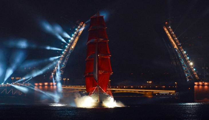 Russia Scarlet Sails Show 9196806 28.06.2026 Brig Rossiya (Russia) sails along the Neva River past a drawbridge during the Scarlet Sails (Alye Parusa) Festival, an annual event for high school graduates, in St. Petersburg, Russia. Alexei Danichev Sputnik St. Petersburg Russia  Copyright: xAlexeixDanichevx
