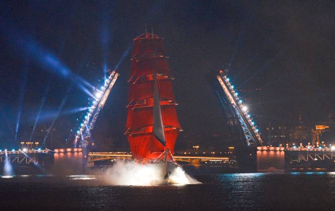 Russia Scarlet Sails Show 9196810 28.06.2026 Brig Rossiya (Russia) sails along the Neva River past a drawbridge during the Scarlet Sails (Alye Parusa) Festival, an annual event for high school graduates, in St. Petersburg, Russia. Alexei Danichev Sputnik St. Petersburg Russia  Copyright: xAlexeixDanichevx
