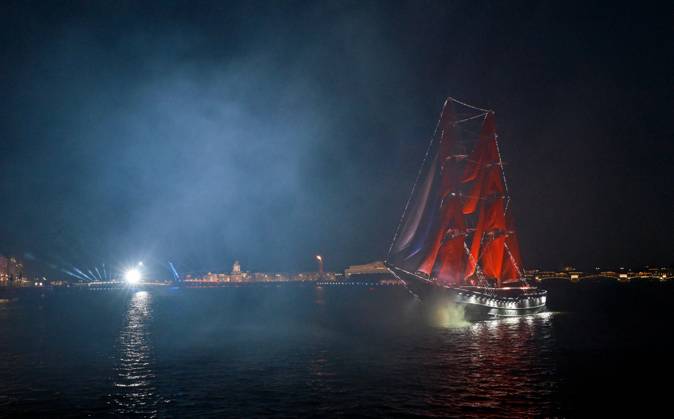 Russia Scarlet Sails Show 9196802 28.06.2026 Brig Rossiya (Russia) sails along the Neva River during the Scarlet Sails (Alye Parusa) Festival, an annual event for high school graduates, in St. Petersburg, Russia. Alexei Danichev Sputnik St. Petersburg Russia  Copyright: xAlexeixDanichevx