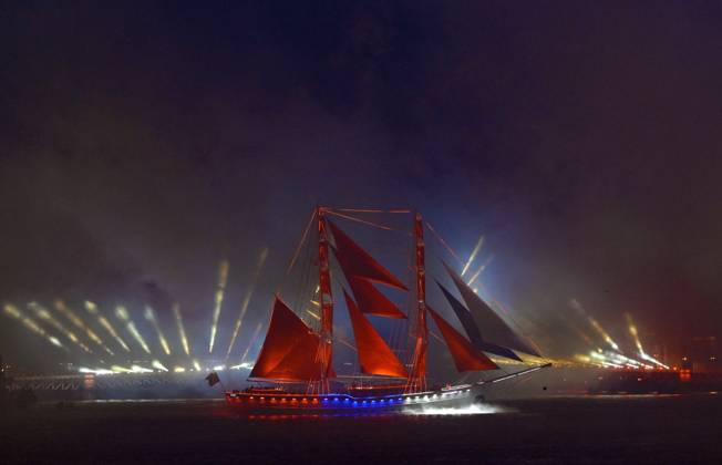 Russia Scarlet Sails Show 9196808 28.06.2026 Brig Rossiya (Russia) sails along the Neva River during the Scarlet Sails (Alye Parusa) Festival, an annual event for high school graduates, in St. Petersburg, Russia. Alexei Danichev Sputnik St. Petersburg Russia  Copyright: xAlexeixDanichevx