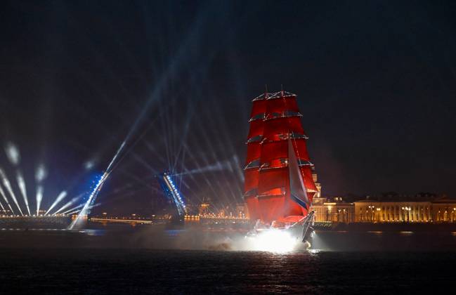 Russia Scarlet Sails Show 9196818 28.06.2026 Brig Rossiya (Russia) sails along the Neva River during the Scarlet Sails (Alye Parusa) Festival, an annual event for high school graduates, in St. Petersburg, Russia. Alexei Danichev Sputnik St. Petersburg Russia  Copyright: xAlexeixDanichevx