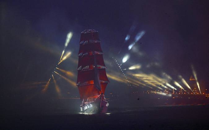 Russia Scarlet Sails Show 9196819 28.06.2026 Brig Rossiya (Russia) sails along the Neva River during the Scarlet Sails (Alye Parusa) Festival, an annual event for high school graduates, in St. Petersburg, Russia. Alexei Danichev Sputnik St. Petersburg Russia  Copyright: xAlexeixDanichevx