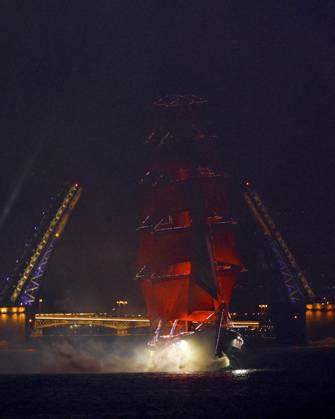 Russia Scarlet Sails Show 9196823 28.06.2026 Brig Rossiya (Russia) sails along the Neva River past a drawbridge during the Scarlet Sails (Alye Parusa) Festival, an annual event for high school graduates, in St. Petersburg, Russia. Alexei Danichev Sputnik St. Petersburg Russia  Copyright: xAlexeixDanichevx