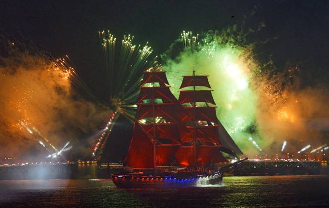 Russia Scarlet Sails Show 9196804 28.06.2026 Brig Rossiya (Russia) sails along the Neva River as fireworks illuminate the sky during the Scarlet Sails (Alye Parusa) festival, an annual event for high school graduates, in St. Petersburg, Russia. Alexei Danichev Sputnik St. Petersburg Russia  Copyright: xAlexeixDanichevx