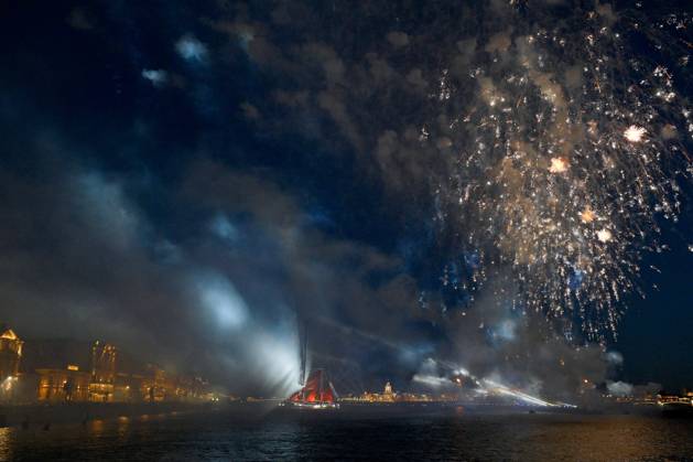 Russia Scarlet Sails Show 9196807 28.06.2026 Brig Rossiya (Russia) sails along the Neva River as fireworks illuminate the sky during the Scarlet Sails (Alye Parusa) festival, an annual event for high school graduates, in St. Petersburg, Russia. Alexei Danichev Sputnik St. Petersburg Russia  Copyright: xAlexeixDanichevx