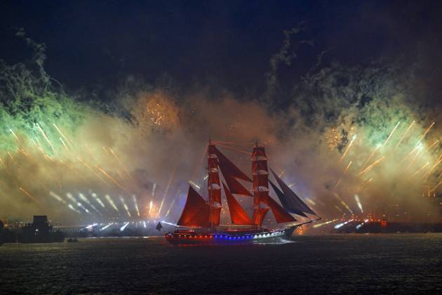 Russia Scarlet Sails Show 9196813 28.06.2026 Brig Rossiya (Russia) sails along the Neva River as fireworks illuminate the sky during the Scarlet Sails (Alye Parusa) festival, an annual event for high school graduates, in St. Petersburg, Russia. Alexei Danichev Sputnik St. Petersburg Russia  Copyright: xAlexeixDanichevx