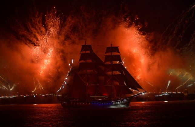 Russia Scarlet Sails Show 9196814 28.06.2026 Brig Rossiya (Russia) sails along the Neva River as fireworks illuminate the sky during the Scarlet Sails (Alye Parusa) festival, an annual event for high school graduates, in St. Petersburg, Russia. Alexei Danichev Sputnik St. Petersburg Russia  Copyright: xAlexeixDanichevx