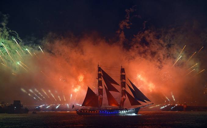 Russia Scarlet Sails Show 9196815 28.06.2026 Brig Rossiya (Russia) sails along the Neva River as fireworks illuminate the sky during the Scarlet Sails (Alye Parusa) festival, an annual event for high school graduates, in St. Petersburg, Russia. Alexei Danichev Sputnik St. Petersburg Russia  Copyright: xAlexeixDanichevx