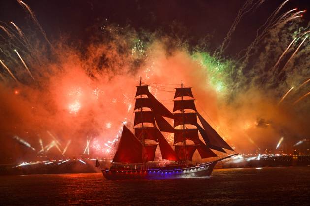 Russia Scarlet Sails Show 9196817 28.06.2026 Brig Rossiya (Russia) sails along the Neva River as fireworks illuminate the sky during the Scarlet Sails (Alye Parusa) festival, an annual event for high school graduates, in St. Petersburg, Russia. Alexei Danichev Sputnik St. Petersburg Russia  Copyright: xAlexeixDanichevx