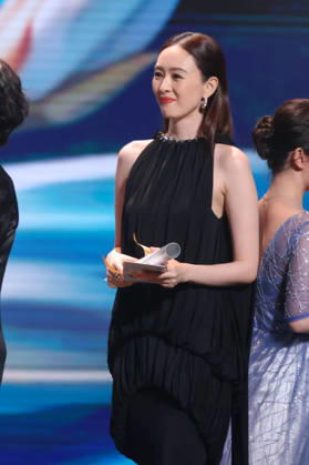 SHANGHAI, CHINA - JUNE 26: Actress Tong Yao presents the Best Actress Award to actress Andy Yang Zi during the Magnolia Awards Ceremony of the 31st Shanghai TV Festival (STVF) on June 26, 2026 in Shanghai, China.  Copyright: xVCGx 111650720775