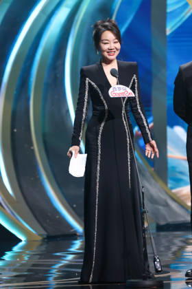 SHANGHAI, CHINA - JUNE 26: Actress Yan Ni presents the Best Actor Award to actor Yu Hewei during the Magnolia Awards Ceremony of the 31st Shanghai TV Festival (STVF) on June 26, 2026 in Shanghai, China.  Copyright: xVCGx 111650722623