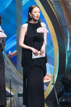 SHANGHAI, CHINA - JUNE 26: Actress Tong Yao presents the Best Actress Award to actress Andy Yang Zi during the Magnolia Awards Ceremony of the 31st Shanghai TV Festival (STVF) on June 26, 2026 in Shanghai, China.  Copyright: xVCGx 111650720773