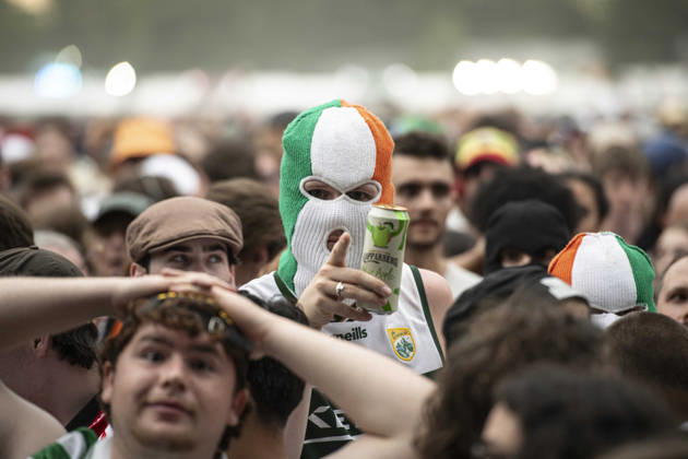 Kneecap performing live at Crystal Palace Park, London 27 June 2026 Kneecap performing live at Crystal Palace Park, London 27 June 2026 Fans in the crowd Kneecap are an Irish hip-hop trio. They rap in a mixture of English and Irish. Their first single C.E.A.R.T.A. (cearta is Irish for rights ) was released in ˜17, followed by their mixtape, 3CAG, in ˜18. Their first studio album, Fine Art, was released in ˜24 Their second studio album, Fenian, was released in ˜26. The group has been at the centre of public debates about free speech and the expression of political opinions within Ireland and the UK. Their themes focus on working class, youth culture, Irish republicanism and Irish language rights. In concert, they have made stateme Copyright: xDafyddxOwenx xDafyddxOwenx-xB5377x xAvalonx 1112995094