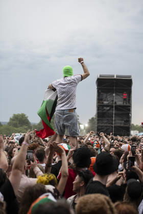 Kneecap performing live at Crystal Palace Park, London 27 June 2026 Kneecap performing live at Crystal Palace Park, London 27 June 2026 Kneecap are an Irish hip-hop trio. They rap in a mixture of English and Irish. Their first single C.E.A.R.T.A. (cearta is Irish for rights ) was released in ˜17, followed by their mixtape, 3CAG, in ˜18. Their first studio album, Fine Art, was released in ˜24 Their second studio album, Fenian, was released in ˜26. The group has been at the centre of public debates about free speech and the expression of political opinions within Ireland and the UK. Their themes focus on working class, youth culture, Irish republicanism and Irish language rights. In concert, they have made statements supporting Pa Copyright: xDafyddxOwenx xDafyddxOwenx-xB5377x xAvalonx 1112995204