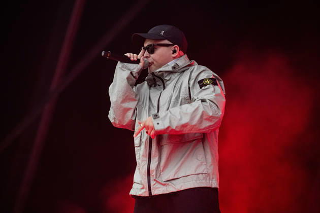 Kneecap performing live at Crystal Palace Park, London 27 June 2026 Kneecap performing live at Crystal Palace Park, London 27 June 2026 Mo Chara (Liam Og O hAnnaidh) - rapper, vocals Kneecap are an Irish hip-hop trio. They rap in a mixture of English and Irish. Their first single C.E.A.R.T.A. (cearta is Irish for rights ) was released in ˜17, followed by their mixtape, 3CAG, in ˜18. Their first studio album, Fine Art, was released in ˜24 Their second studio album, Fenian, was released in ˜26. The group has been at the centre of public debates about free speech and the expression of political opinions within Ireland and the UK. Their themes focus on working class, youth culture, Irish republicanism and Irish language rights. In Copyright: xDafyddxOwenx xDafyddxOwenx-xB5377x xAvalonx 1112995535