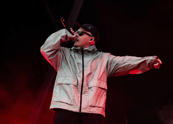 Kneecap performing live at Crystal Palace Park, London 27 June 2026 Kneecap performing live at Crystal Palace Park, London 27 June 2026 Mo Chara (Liam Og O hAnnaidh) - rapper, vocals Kneecap are an Irish hip-hop trio. They rap in a mixture of English and Irish. Their first single C.E.A.R.T.A. (cearta is Irish for rights ) was released in ˜17, followed by their mixtape, 3CAG, in ˜18. Their first studio album, Fine Art, was released in ˜24 Their second studio album, Fenian, was released in ˜26. The group has been at the centre of public debates about free speech and the expression of political opinions within Ireland and the UK. Their themes focus on working class, youth culture, Irish republicanism and Irish language rights. In Copyright: xDafyddxOwenx xDafyddxOwenx-xB5377x xAvalonx 1112995572