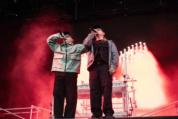 Kneecap performing live at Crystal Palace Park, London 27 June 2026 Kneecap performing live at Crystal Palace Park, London 27 June 2026 Mo Chara (Liam Og O hAnnaidh) - rapper, vocals and Moglai Bap (Naoise O Caireallai) Kneecap are an Irish hip-hop trio. They rap in a mixture of English and Irish. Their first single C.E.A.R.T.A. (cearta is Irish for rights ) was released in ˜17, followed by their mixtape, 3CAG, in ˜18. Their first studio album, Fine Art, was released in ˜24 Their second studio album, Fenian, was released in ˜26. The group has been at the centre of public debates about free speech and the expression of political opinions within Ireland and the UK. Their themes focus on working class, youth culture, Irish rep Copyright: xDafyddxOwenx xDafyddxOwenx-xB5377x xAvalonx 1112995876