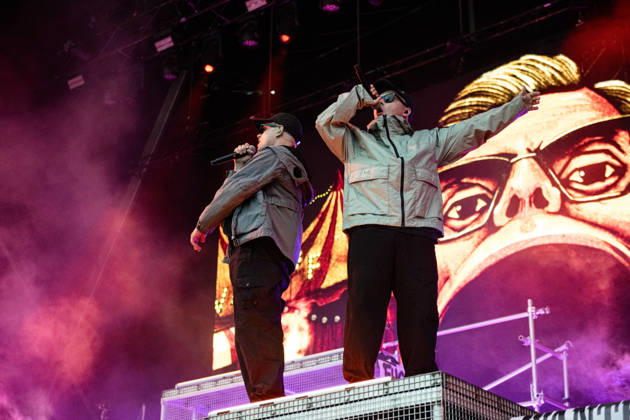 Kneecap performing live at Crystal Palace Park, London 27 June 2026 Kneecap performing live at Crystal Palace Park, London 27 June 2026 Mo Chara (Liam Og O hAnnaidh) - rapper, vocals and Moglai Bap (Naoise O Caireallai) Kneecap are an Irish hip-hop trio. They rap in a mixture of English and Irish. Their first single C.E.A.R.T.A. (cearta is Irish for rights ) was released in ˜17, followed by their mixtape, 3CAG, in ˜18. Their first studio album, Fine Art, was released in ˜24 Their second studio album, Fenian, was released in ˜26. The group has been at the centre of public debates about free speech and the expression of political opinions within Ireland and the UK. Their themes focus on working class, youth culture, Irish rep Copyright: xDafyddxOwenx xDafyddxOwenx-xB5377x xAvalonx 1112996109