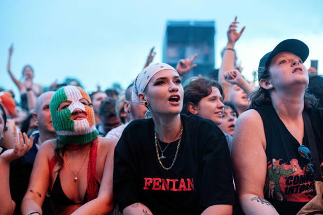 Kneecap performing live at Crystal Palace Park, London 27 June 2026 Kneecap performing live at Crystal Palace Park, London 27 June 2026 Fans in the crowd Kneecap are an Irish hip-hop trio. They rap in a mixture of English and Irish. Their first single C.E.A.R.T.A. (cearta is Irish for rights ) was released in ˜17, followed by their mixtape, 3CAG, in ˜18. Their first studio album, Fine Art, was released in ˜24 Their second studio album, Fenian, was released in ˜26. The group has been at the centre of public debates about free speech and the expression of political opinions within Ireland and the UK. Their themes focus on working class, youth culture, Irish republicanism and Irish language rights. In concert, they have made stateme Copyright: xDafyddxOwenx xDafyddxOwenx-xB5377x xAvalonx 1112996281