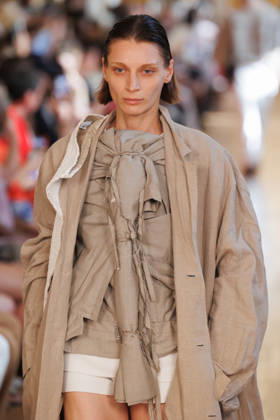 Hed Mayner Men s Spring Summer 2027 Fashion Show: Model walking the runway during the Hed Mayner men s ready-to-wear Spring Summer 2027 fashion show at Paris Fashion Week 457709 June 27, 2026  Copyright: xSebastienxFremontx xStarfacex STAR_457709_003