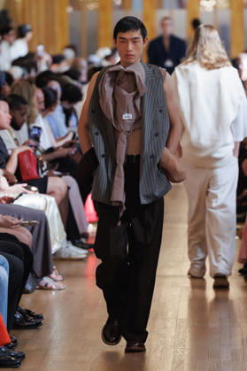 Hed Mayner Men s Spring Summer 2027 Fashion Show: Model walking the runway during the Hed Mayner men s ready-to-wear Spring Summer 2027 fashion show at Paris Fashion Week 457709 June 27, 2026  Copyright: xSebastienxFremontx xStarfacex STAR_457709_005