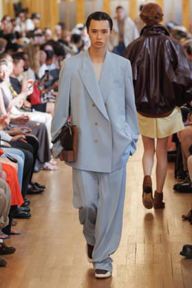 Hed Mayner Men s Spring Summer 2027 Fashion Show: Model walking the runway during the Hed Mayner men s ready-to-wear Spring Summer 2027 fashion show at Paris Fashion Week 457709 June 27, 2026  Copyright: xSebastienxFremontx xStarfacex STAR_457709_010