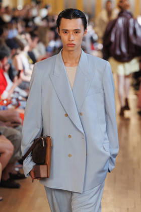 Hed Mayner Men s Spring Summer 2027 Fashion Show: Model walking the runway during the Hed Mayner men s ready-to-wear Spring Summer 2027 fashion show at Paris Fashion Week 457709 June 27, 2026  Copyright: xSebastienxFremontx xStarfacex STAR_457709_011