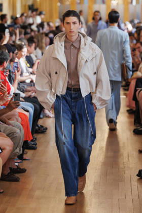 Hed Mayner Men s Spring Summer 2027 Fashion Show: Model walking the runway during the Hed Mayner men s ready-to-wear Spring Summer 2027 fashion show at Paris Fashion Week 457709 June 27, 2026  Copyright: xSebastienxFremontx xStarfacex STAR_457709_012