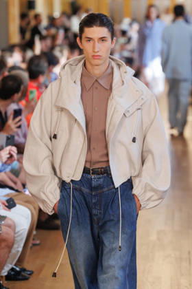 Hed Mayner Men s Spring Summer 2027 Fashion Show: Model walking the runway during the Hed Mayner men s ready-to-wear Spring Summer 2027 fashion show at Paris Fashion Week 457709 June 27, 2026  Copyright: xSebastienxFremontx xStarfacex STAR_457709_013