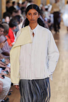 Hed Mayner Men s Spring Summer 2027 Fashion Show: Model walking the runway during the Hed Mayner men s ready-to-wear Spring Summer 2027 fashion show at Paris Fashion Week 457709 June 27, 2026  Copyright: xSebastienxFremontx xStarfacex STAR_457709_019