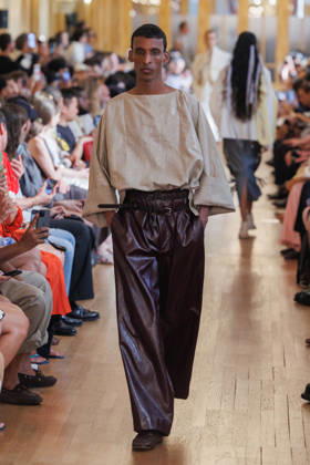 Hed Mayner Men s Spring Summer 2027 Fashion Show: Model walking the runway during the Hed Mayner men s ready-to-wear Spring Summer 2027 fashion show at Paris Fashion Week 457709 June 27, 2026  Copyright: xSebastienxFremontx xStarfacex STAR_457709_020