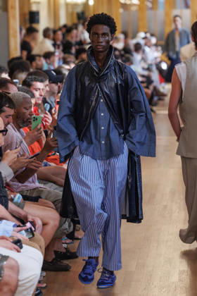 Hed Mayner Men s Spring Summer 2027 Fashion Show: Model walking the runway during the Hed Mayner men s ready-to-wear Spring Summer 2027 fashion show at Paris Fashion Week 457709 June 27, 2026  Copyright: xSebastienxFremontx xStarfacex STAR_457709_025