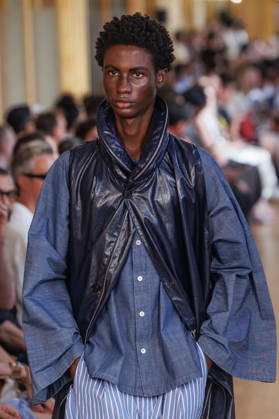 Hed Mayner Men s Spring Summer 2027 Fashion Show: Model walking the runway during the Hed Mayner men s ready-to-wear Spring Summer 2027 fashion show at Paris Fashion Week 457709 June 27, 2026  Copyright: xSebastienxFremontx xStarfacex STAR_457709_026