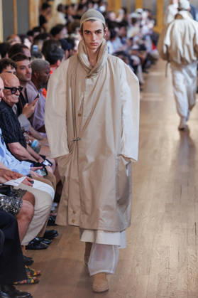 Hed Mayner Men s Spring Summer 2027 Fashion Show: Model walking the runway during the Hed Mayner men s ready-to-wear Spring Summer 2027 fashion show at Paris Fashion Week 457709 June 27, 2026  Copyright: xSebastienxFremontx xStarfacex STAR_457709_030