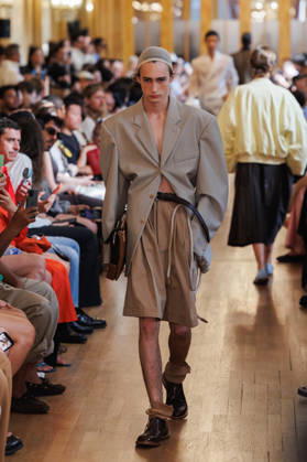 Hed Mayner Men s Spring Summer 2027 Fashion Show: Model walking the runway during the Hed Mayner men s ready-to-wear Spring Summer 2027 fashion show at Paris Fashion Week 457709 June 27, 2026  Copyright: xSebastienxFremontx xStarfacex STAR_457709_037