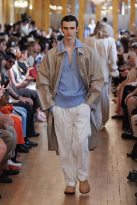 Hed Mayner Men s Spring Summer 2027 Fashion Show: Model walking the runway during the Hed Mayner men s ready-to-wear Spring Summer 2027 fashion show at Paris Fashion Week 457709 June 27, 2026  Copyright: xSebastienxFremontx xStarfacex STAR_457709_047