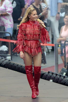 Helene Fischer live bei einem Konzert ihrer 360Â° Stadion Tour im RheinEnergieStadion. Köln, 27.06.2026 (Hinweis: Verwendung nur redaktionell in Bezug auf das Konzert bzw. die aktuelle Tour)
