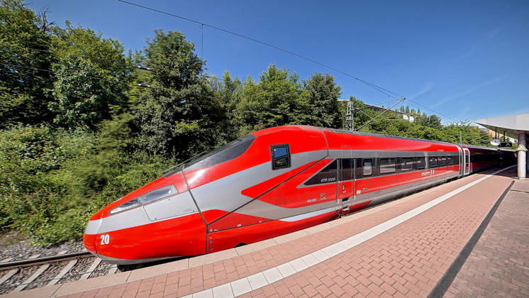 Trenitalia führt Testfahrten durch. Die Züge vom Typ Frecciarossa 1000 absolvieren diese technischen Prüfungen, um die offizielle Zulassung für das deutsche Schienennetz zu erhalten. Die italienische Staatsbahn Trenitalia führt derzeit ausgedehnte Testfahrten in Deutschland und Österreich durch. Bahnhof Kassel-Wilhelmshöhe. DEU, Deutschland, Hessen, Kassel, 18.06.2026