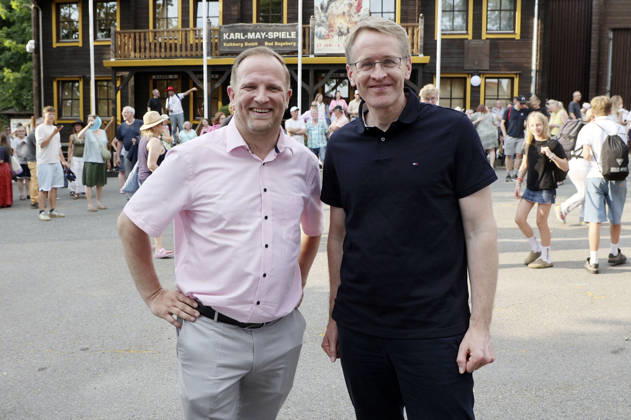 Toni Köppen und Daniel Günther bei der Premiere von Im Tal des Todes bei den Karl-May-Spielen 2026 im Freilichttheater am Kalkberg. Bad Segeberg, 27.06.2026