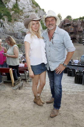 Lina Demtröder und Till Demtröder bei der Premiere von Im Tal des Todes bei den Karl-May-Spielen 2026 im Freilichttheater am Kalkberg. Bad Segeberg, 27.06.2026