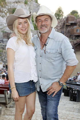 Lina Demtröder und Till Demtröder bei der Premiere von Im Tal des Todes bei den Karl-May-Spielen 2026 im Freilichttheater am Kalkberg. Bad Segeberg, 27.06.2026