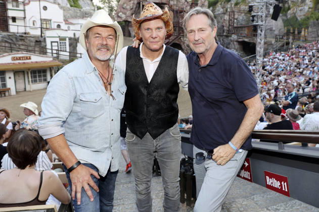 Till Demtröder, Fabian Harloff und Helmut Zierl bei der Premiere von Im Tal des Todes bei den Karl-May-Spielen 2026 im Freilichttheater am Kalkberg. Bad Segeberg, 27.06.2026