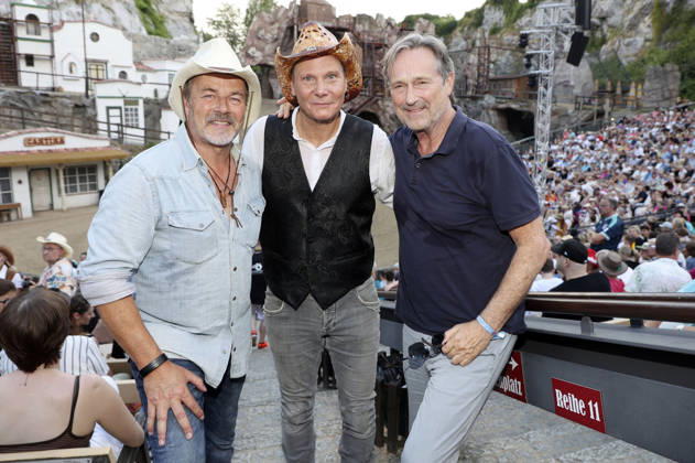 Till Demtröder, Fabian Harloff und Helmut Zierl bei der Premiere von Im Tal des Todes bei den Karl-May-Spielen 2026 im Freilichttheater am Kalkberg. Bad Segeberg, 27.06.2026