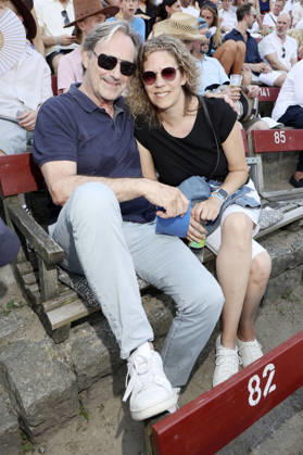 Helmut Zierl mit Ehefrau Sabrina Böcker bei der Premiere von Im Tal des Todes bei den Karl-May-Spielen 2026 im Freilichttheater am Kalkberg. Bad Segeberg, 27.06.2026