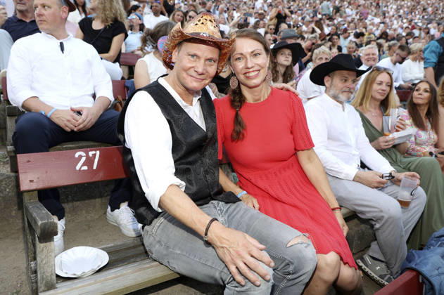 Fabian Harloff mit Ehefrau Catharina Harloff bei der Premiere von Im Tal des Todes bei den Karl-May-Spielen 2026 im Freilichttheater am Kalkberg. Bad Segeberg, 27.06.2026
