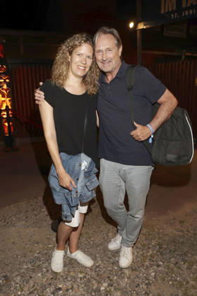 Helmut Zierl mit Ehefrau Sabrina Böcker bei der Premiere von Im Tal des Todes bei den Karl-May-Spielen 2026 im Freilichttheater am Kalkberg. Bad Segeberg, 27.06.2026