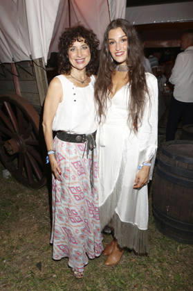 Isabel Varell und Ines Cihal bei der Premiere von Im Tal des Todes bei den Karl-May-Spielen 2026 im Freilichttheater am Kalkberg. Bad Segeberg, 27.06.2026
