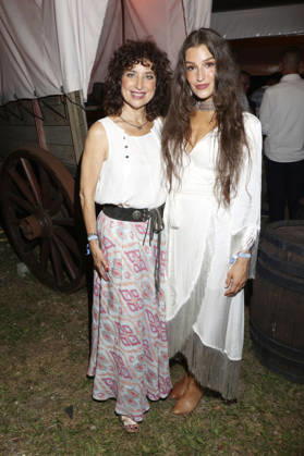 Isabel Varell und Ines Cihal bei der Premiere von Im Tal des Todes bei den Karl-May-Spielen 2026 im Freilichttheater am Kalkberg. Bad Segeberg, 27.06.2026