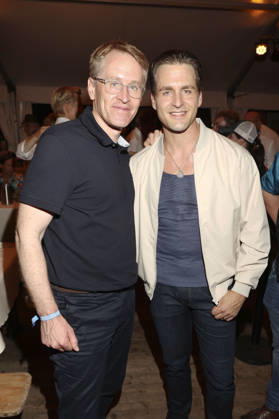 Daniel Günther und Alexander Klaws bei der Premiere von Im Tal des Todes bei den Karl-May-Spielen 2026 im Freilichttheater am Kalkberg. Bad Segeberg, 27.06.2026